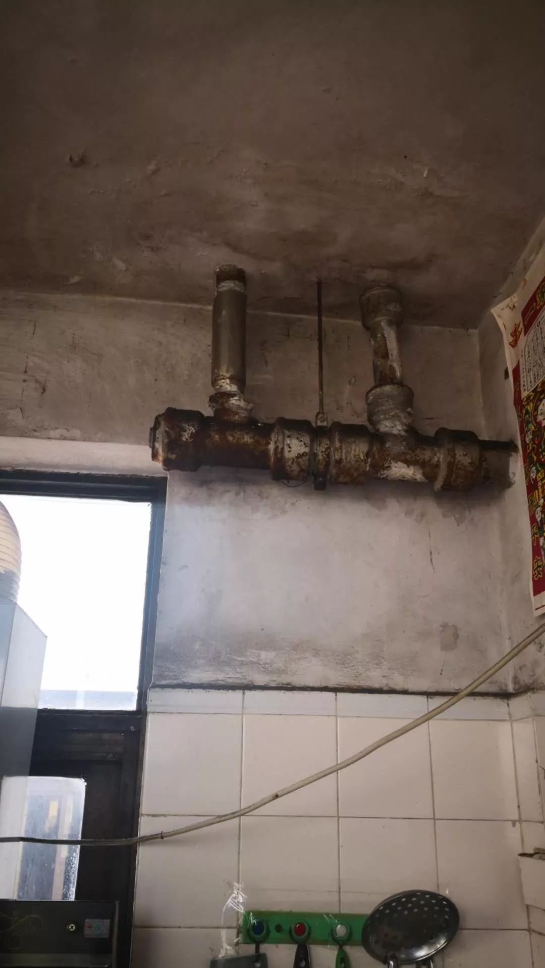 小区下水道管子破了找谁小区下水道管子破了可以找以下机构或人员协助处理